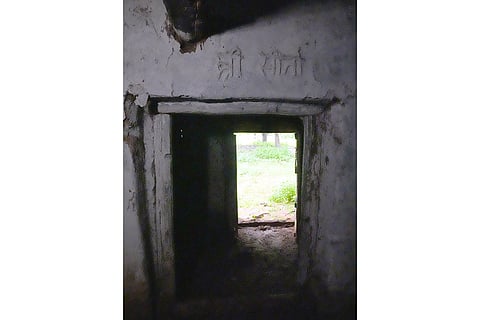 Crime Spot: Mud hut at Akli village of Marwas where Brijesh Prajapti used to take the survivors